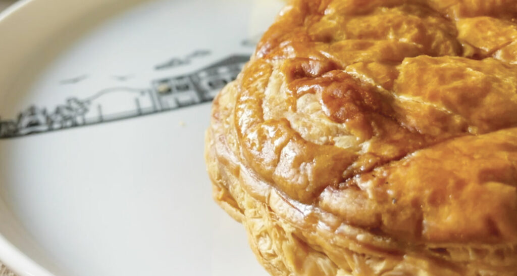 la couronne et la galette des rois est un dessert délicieux que l'on retrouve au pays basque dans plein de boulangeries