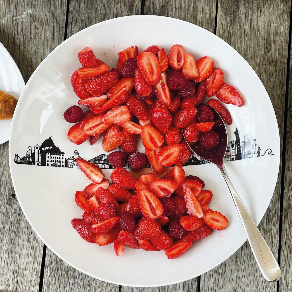 le saladier basque est un plat généreux pour accueillir vos salades y compris les salades de fruits, les plats en gratin, les pates, bref vous l'utiliserez tous les jours : création originale de béatrice pene lassus pour assiettes et compagnie