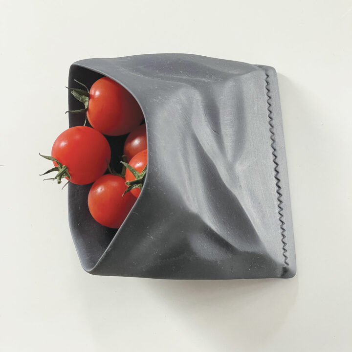 sachet de frites en porcelaine par revol, une coupelle très originale pour présenter des frites ou des petites tomates