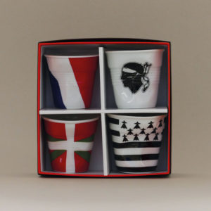 coffret de 4 tasses drapeaux revol avec la france, la corse, le pays basque et la bretagne - design béatrice pene pour Revol et Assiettets et compagnie