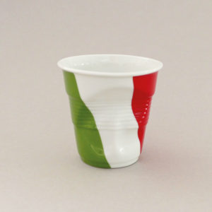 la tasse cappuccino Italie fait partie de la collection flag par revol, une série de tasses froissées en porcelaine éditée pas revol à partir d'une idée originale de béatrice pene créatrice d'assiettes et compagnie