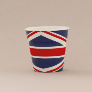 la tasse Royaume uni fait partie de la collection flag par revol, une série de tasses froissées en porcelaine éditée pas revol à partir d'une idée originale de béatrice pene créatrice d'assiettes et compagnie