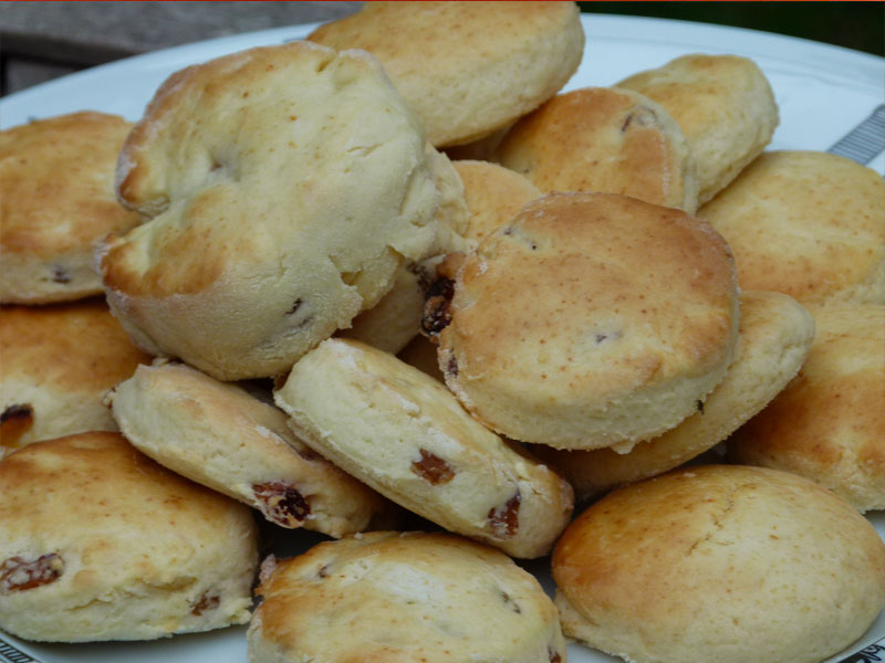 scones maison sur assiettes et cie sur plat basque