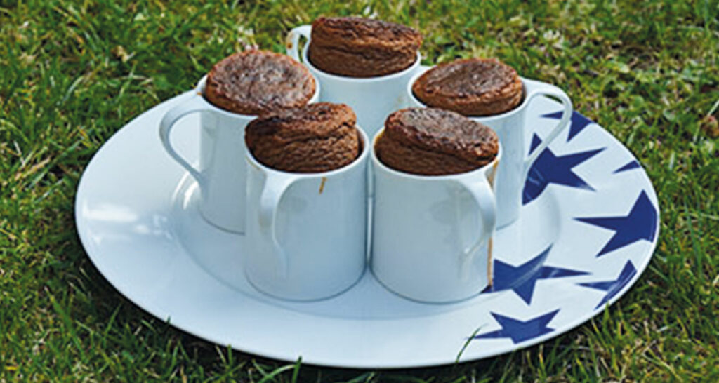 soufflés au chocolat sur plat bleu avec les étoiles par assiettes et cie