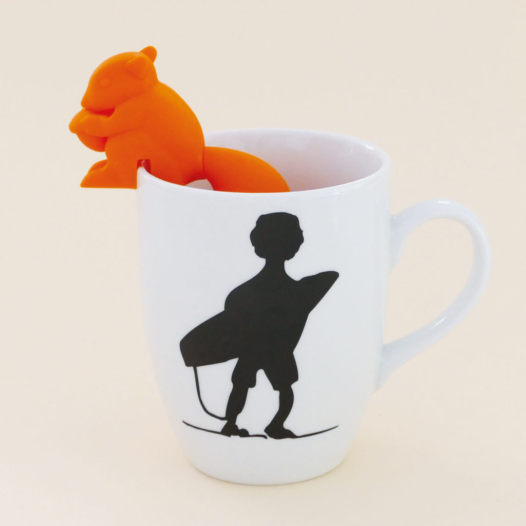 MUG LE SURFEUR DE FAMILY SURF UNE EXCLU ASSIETTES ET COMPAGNIE