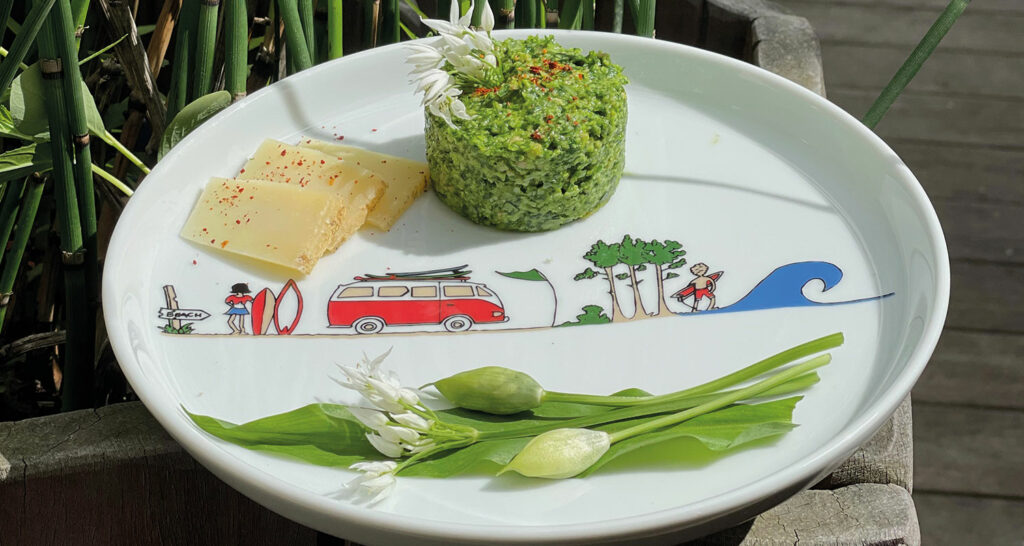 pesto à l'ail des ours et au fromage basque sur une assiette la plage par assiettes et compagnie