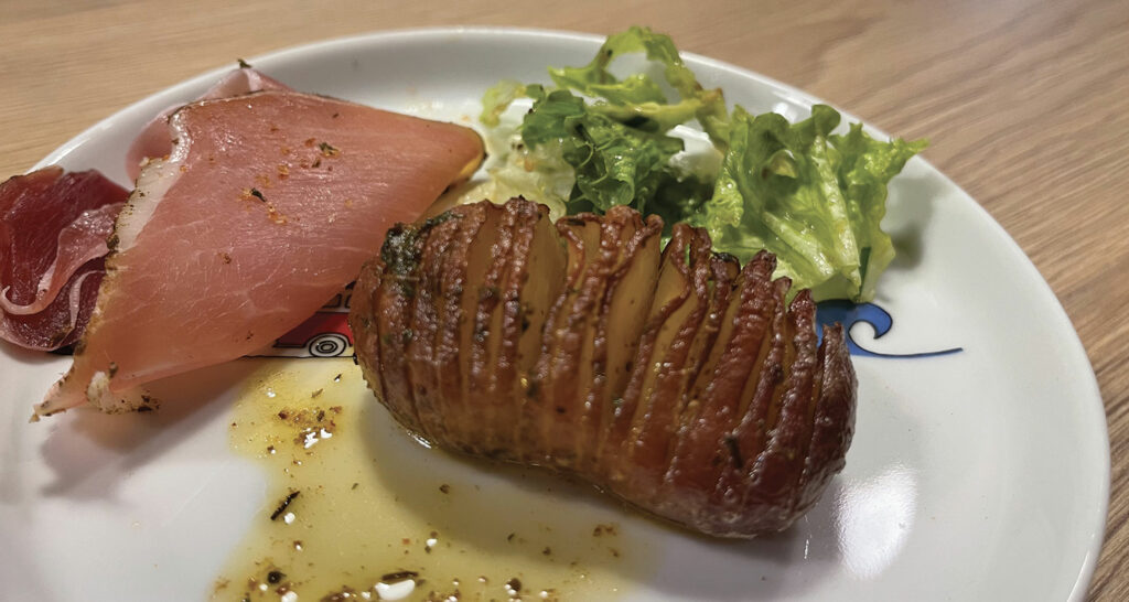 les pommes de terre Hasselback à la basquaise est une variante locale de cette recette finlandaise des pommes de terre. présentation sur une assiette la plage par assiettes et compagnie