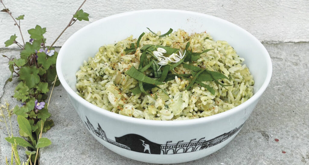 risotto à l'ail des ours dans un grand bol pays basque par assiettes et compagnie