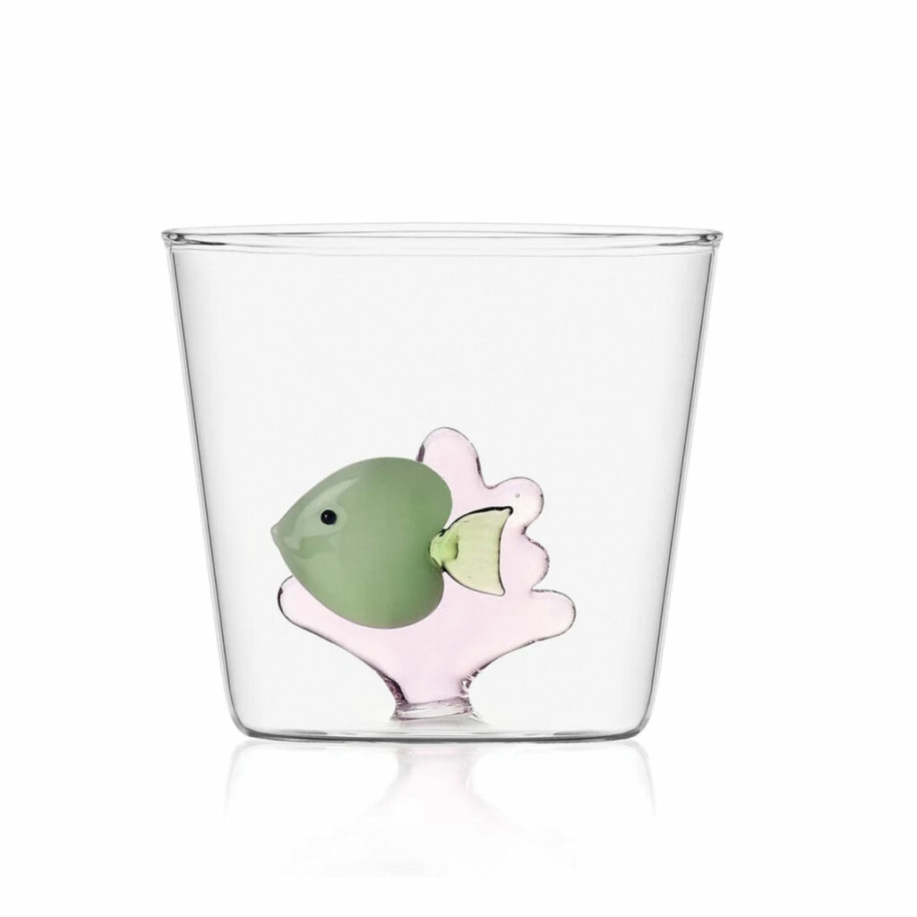 le verre poisson vert et algue rose de la fabrique ichendorf milano se marie parfaitement avec les collections assiettes et cie