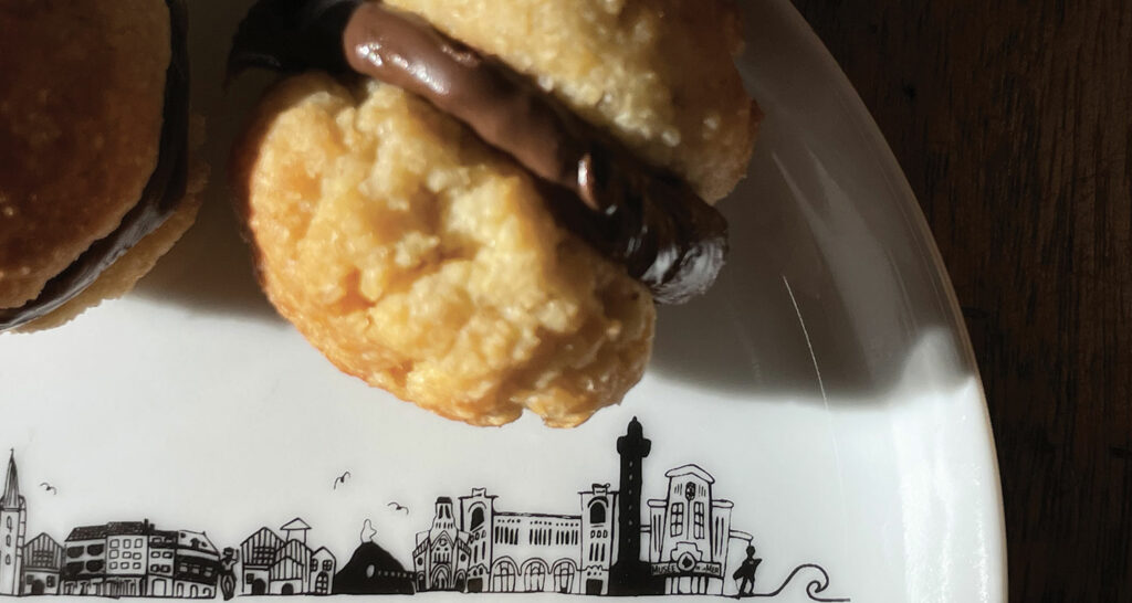 biscuits baci di dama alias les baisers de la dame est un biscuit italien délicieux et gourmand , présentation sur un plat basque par asssiettes et compagnie