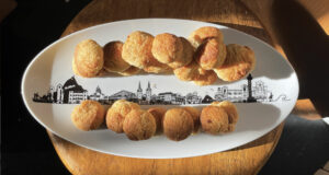 biscuits baci di dama alias les baisers de la dame est un biscuit italien délicieux et gourmand , présentation sur un plat basque par asssiettes et compagnie