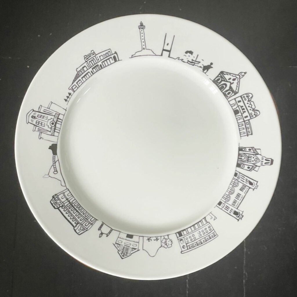 assiette biarritz avec le dessin sur l'aile c'est une assiette de la manufacture revol avec le dessin original d'assiettes et compagnie - création graphique par beatrice lassus pene