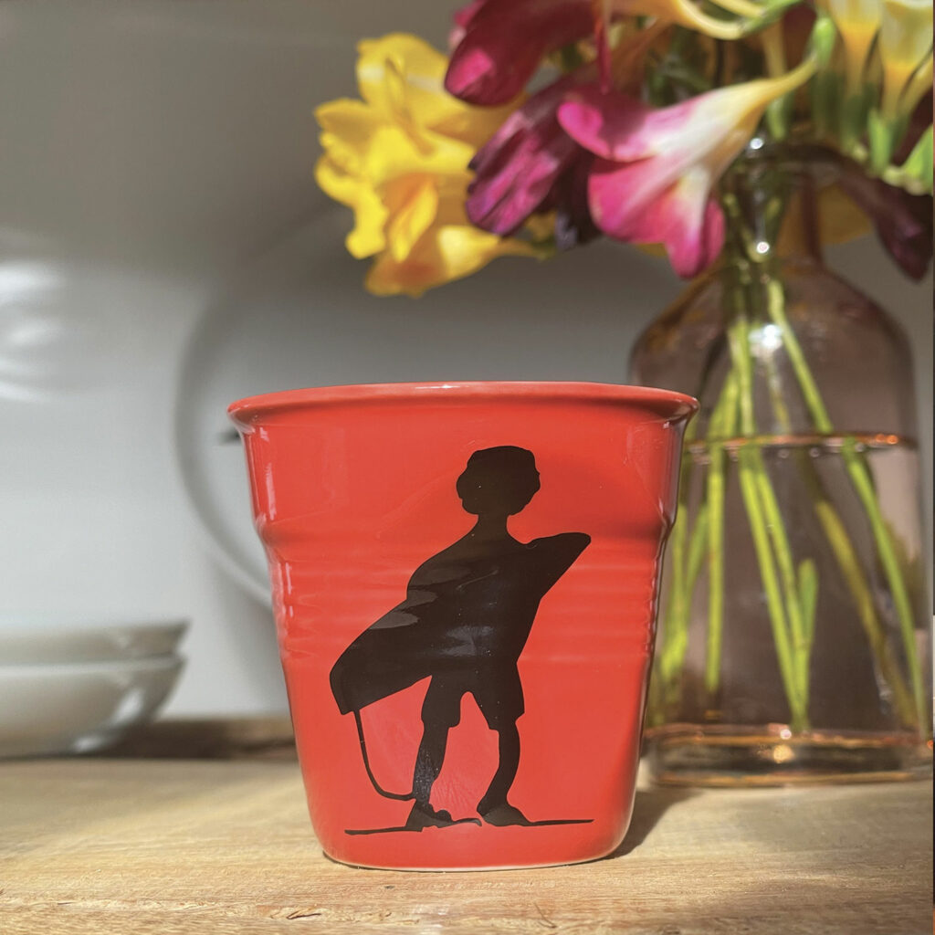 tasse froissée Revol modele Le surfeur - création originale assiettes et compagnie