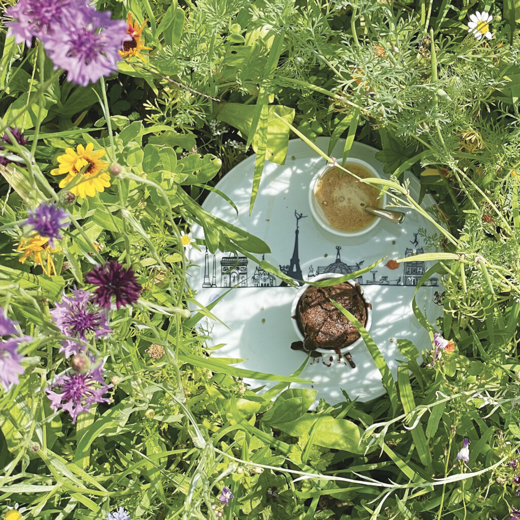 assiette Paris et les sportifs, une assiette de 22 cm en porcelaine avec un dessin original d'assiettes et compagnie