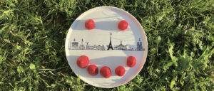 la collection Paris en 2024 est un nouveau dessin original avec une kyrielle de sportifs qui envahissent les monuments de Paris - dessin par béatrice pene lassus pour assiettes et compagnie