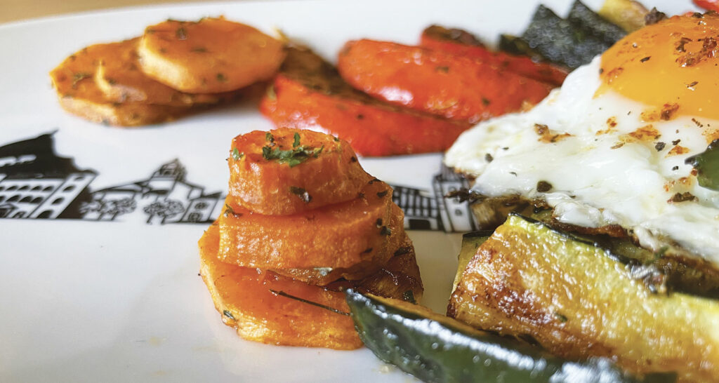 une assiette de légumes d'automne qui apporte du réconfort avec son oeuf et sa ventreche basque, une recette idéale pour les premiers jours d'automne où l'on profite des derniers piments doux et courgettes du jardin et en même temps des premiers légumes d"hiver.... présentation sur le grand plat ovale basque d'assiettes et compagnie