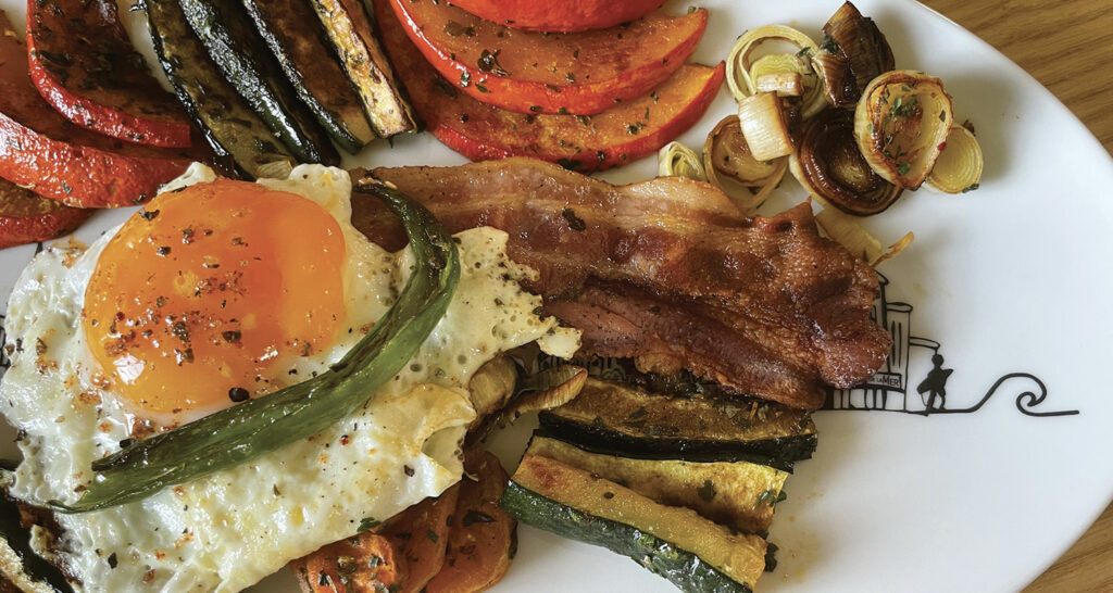 une assiette de légumes d'automne qui apporte du réconfort avec son oeuf et sa ventreche basque, une recette idéale pour les premiers jours d'automne où l'on profite des derniers piments doux et courgettes du jardin et en même temps des premiers légumes d"hiver.... présentation sur le grand plat ovale basque d'assiettes et compagnie