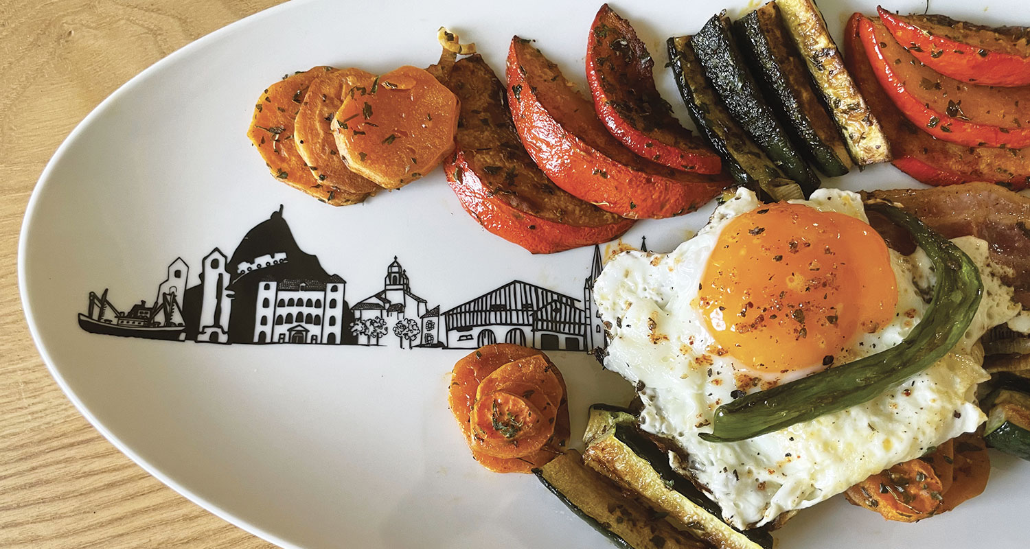 une assiette de légumes d'automne qui apporte du réconfort avec son oeuf et sa ventreche basque, une recette idéale pour les premiers jours d'automne où l'on profite des derniers piments doux et courgettes du jardin et en même temps des premiers légumes d"hiver.... présentation sur le grand plat ovale basque d'assiettes et compagnie