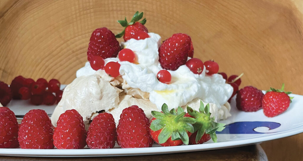 pavlova aux fruits rouges, un air d'été sur votre table avec le grand plat ovale la plage par assiettes et compagnie