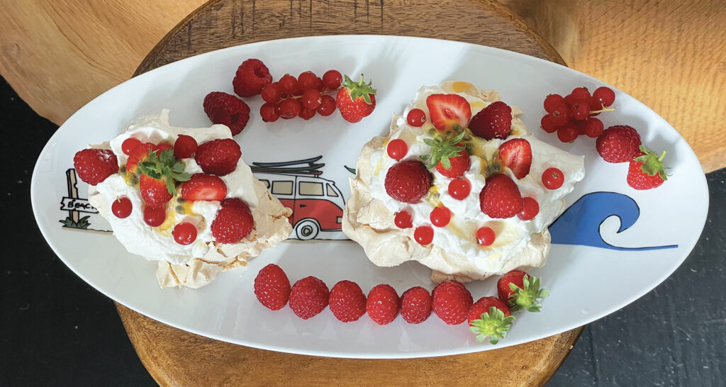 pavlova aux fruits rouges, un air d'été sur votre table avec le grand plat ovale la plage par assiettes et compagnie