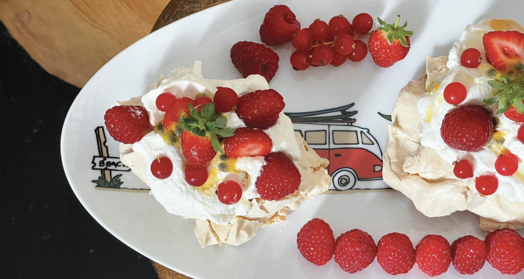 pavlova aux fruits rouges, un air d'été sur votre table avec le grand plat ovale la plage par assiettes et compagnie