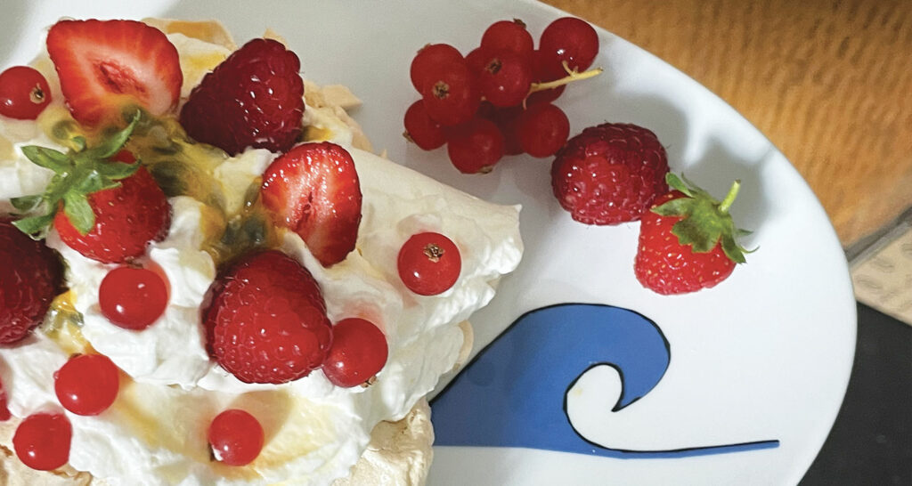 pavlova aux fruits rouges, un air d'été sur votre table avec le grand plat ovale la plage par assiettes et compagnie