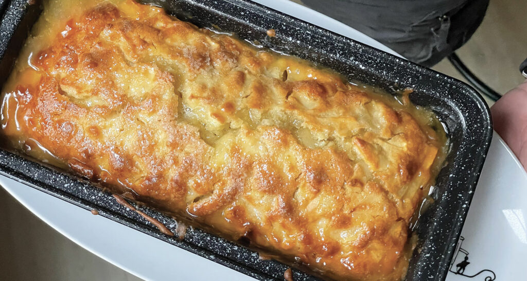 le gateau parfait est aux pommes caramélisées est une merveille et en fait vraiment facile à réaliser, il est présenter sur le grand plat ovale pays basque par assiettes et compagnie