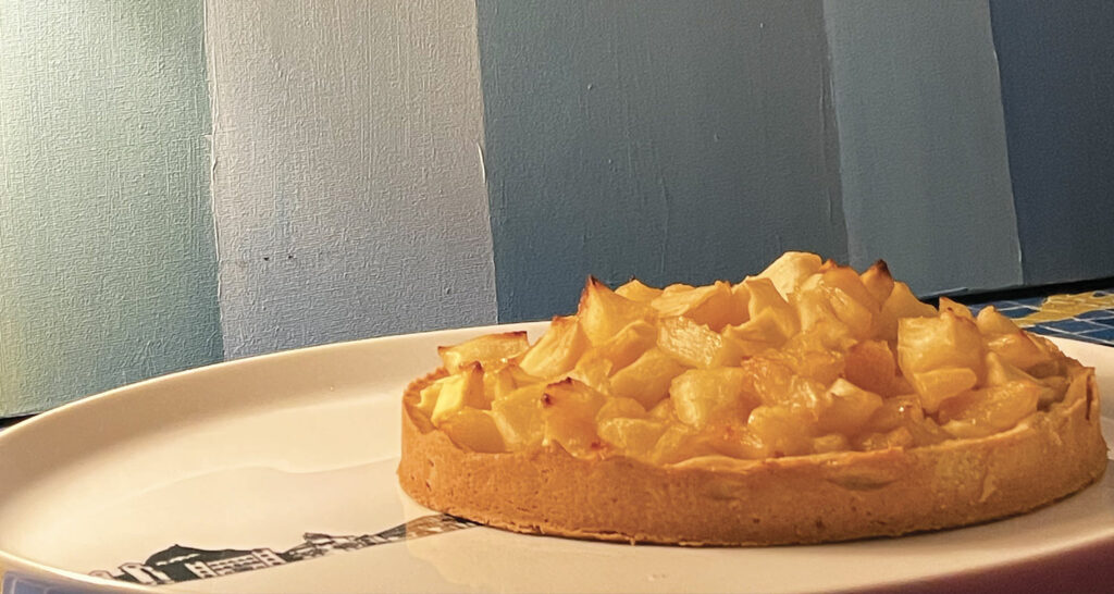 la tarte aux pommes est un grand classiqu de l'automne, celle ci est réalisée avec trois varités de pommes différentes pour une alchimie de gout très réussie, présentation sur une assiette biarritz par assiettes et compagnie