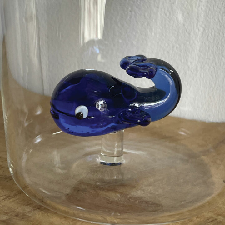 verre baleine bleu avec une vraie baleine en verre à l'intérieur