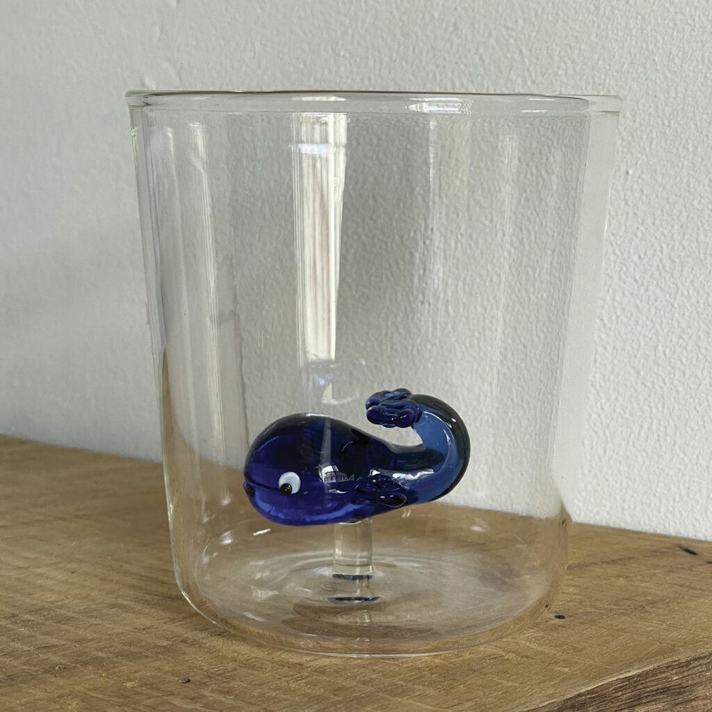 verre baleine bleu avec une vraie baleine en verre à l'intérieur