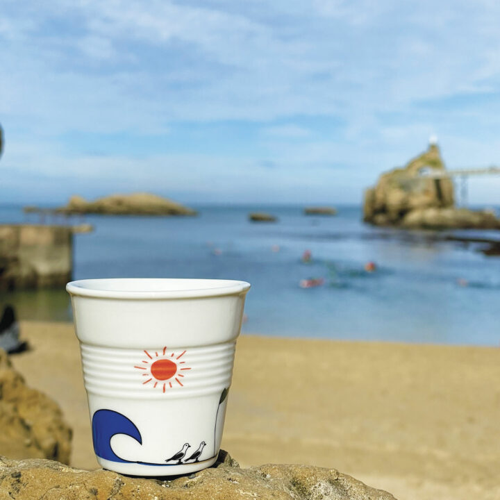 nouvelle tasse la plage et les goélands par revol et assiettes et compagnie