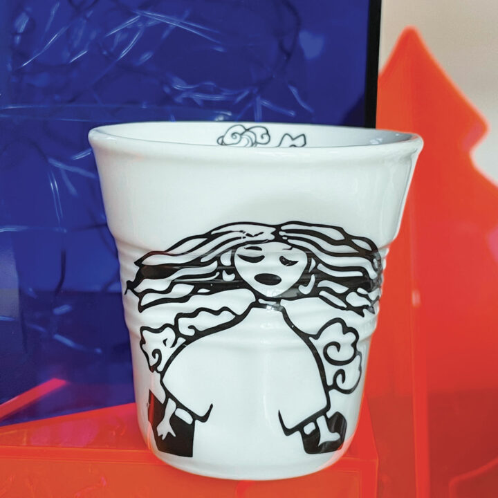 tasse à café mer et filles à partir d'une tasse froissée Revol, une exclu d'assiettes et compagnie, à partir d'un dessin de Mailys Pene