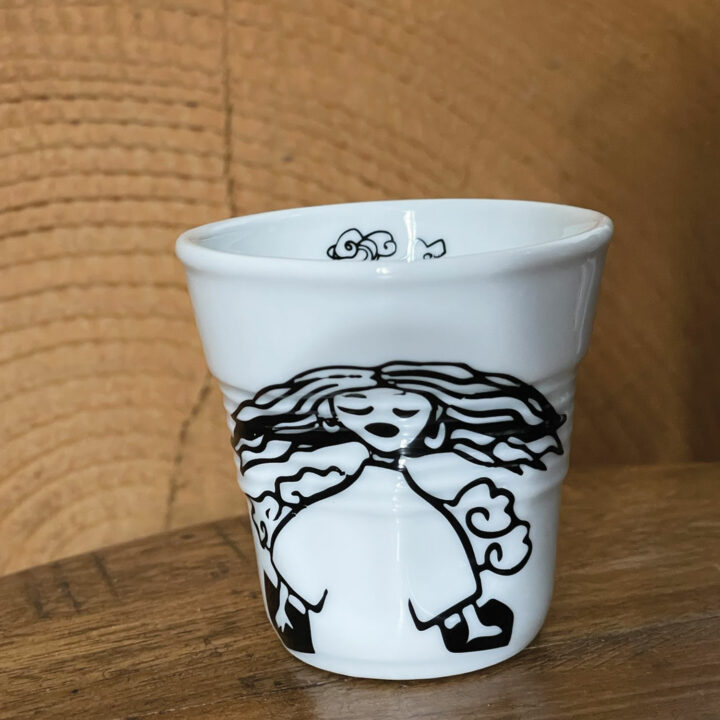 tasse à café mer et filles à partir d'une tasse froissée Revol, une exclu d'assiettes et compagnie, à partir d'un dessin de Mailys Pene