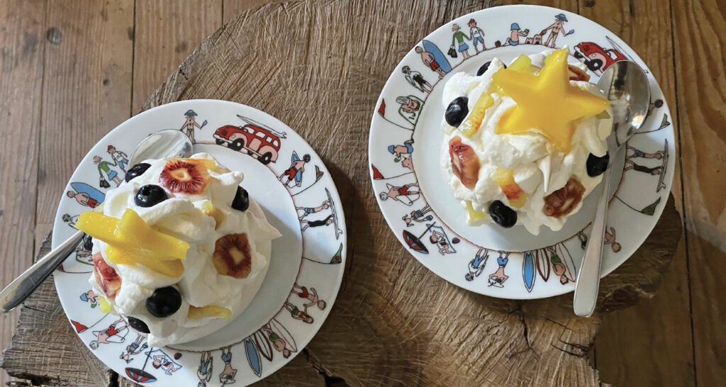 pavlova de noel avec mangue kiwi rose et myrtilles sur mini dessert family surf par assiettes et cie