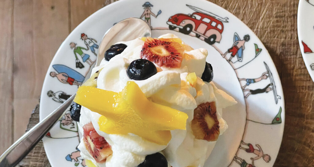 pavlova de noel avec mangue kiwi rose et myrtilles sur mini dessert family surf par assiettes et cie